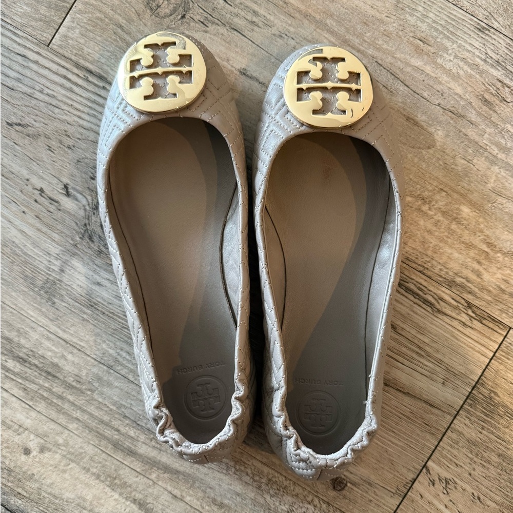 Tory Burch Minnie Ballet Travel Flats – Dust Storm / Gold – Size 7